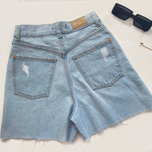 Cargar imagen en el visor de la galería, Denim shorts cropped