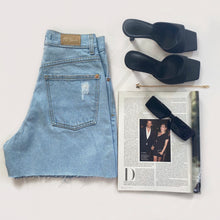 Cargar imagen en el visor de la galería, Denim shorts cropped